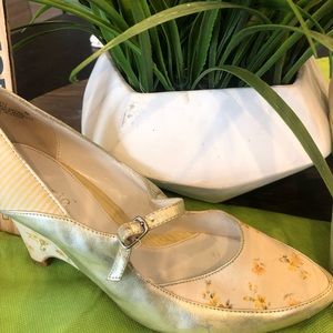Kenzie Distressed gold and light yellow floral shoe size 6 1/2